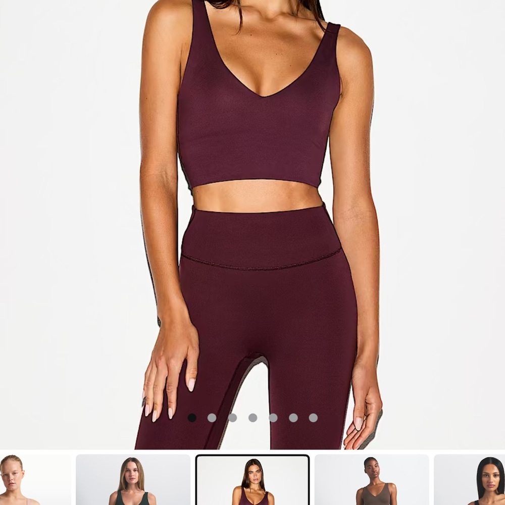 NikeSKIMS Matte
Women's V-Neck Long-Line Bra Size M